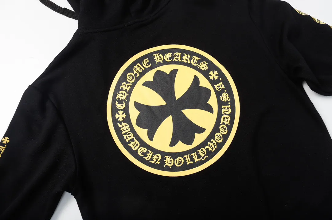 M22—P210 -Chrome Hearts/Chrome Hearts printed sweatshirt cardigan jacket -420 grams of high-density, high-quality wool, soft, delicate and skin-friendly, soft and silky to the touch, warm and skin-friendly -The hardware zipper accessories are all customized and full of details -Colour: black white -Size: S M L XL